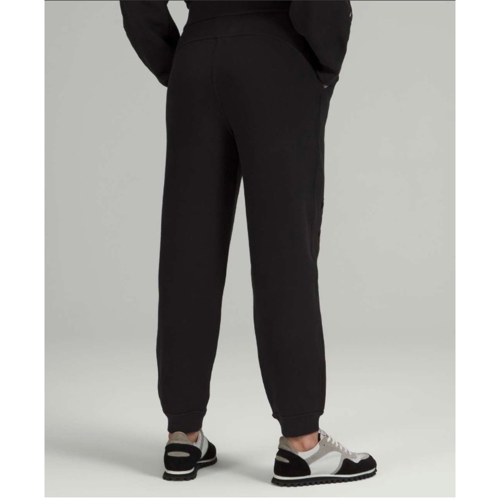 Lululemon Braided‎ Detail High-Rise Jogger
Black size 4